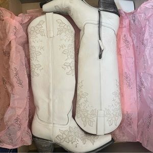 Miss macie white cowgirl boots, same as Megan moroney wears
